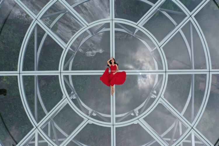 girl in red was lying on the gulong canyon glass platform